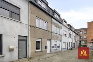 In een doodlopend straatje vinden we deze energiezuinige starterswoning. Ze omvat: woonkamer met open keuken, douchekamer en 4 slaapkamers. Een...