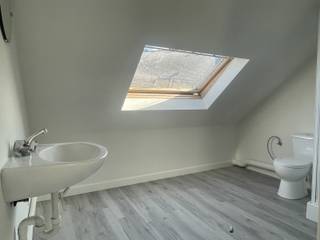 Dit éénslaapkamerappartement is gelegen op de eerste verdieping in een gebouw met lift. Het appartement beschikt over een leefruimte met keuken (koelkast, dampkap, kookplaat, oven). Via een vaste trap bereikt men de slaapkamer met aansluitend badkamer. De badkamer werd ingericht met een toilet, enkele wastafel en douche. Dit appartement is gelegen nabij centrum Aalst, op wandelafstand van de Grote Markt, winkels en station. Huurprijs: 675 EUR/ maand + 20 EUR lasten/ maand.