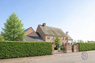 Deze grote prachtige klassevilla is dé ideale woning voor mensen op zoek naar luxe & comfort, kwaliteit en ruimte. Deze woning is goedgelegen...