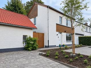 <p>Op een gunstige locatie in de aangename buurt de Buerstede in Aartselaar bevindt zich deze ruime en verzorgde gezinswoning met meer dan 200 m² bewoonbare oppervlakte op een perceel van circa 570 m². Winkels, scholen en dagelijkse voorzieningen liggen vlakbij, belangrijke verbindingswegen zijn vlot bereikbaar en ook Antwerpen is gemakkelijk met de fiets te bereiken.</p><p>De woning beschikt over een royale woonkamer van circa 55 m² met ruime zit- en eethoek en directe toegang tot het terras en de tuin. De nieuwe houthaard, geplaatst in 2025 en afgewerkt met Dekton, vormt een sfeervolle blikvanger. Aansluitend bevindt zich de open keuken met kwaliteits-toestellen. De gelijkvloerse verdieping is afgewerkt met blauwe natuursteen en eiken parket, op de eerste verdieping komt de eiken parket terug.</p><p>Verder telt de woning drie slaapkamers en een badkamer, kwalitatief afgewerkt in travertin en uitgerust met douche en ligbad. Een ruime berging van circa 21 m², een droge kelder en een zolder bieden bovendien veel praktische opslagruimte. Verder zijn er twee toiletten.</p><p>De zuidgerichte tuin biedt veel zon en privacy en sluit aan op een ruim buitenterras van circa 60 m². Naast het huis en achteraan in de tuin bevinden zich twee afzonderlijke bijgebouwen. Het eerste, van circa 20 m², is ingericht als wellnessruimte met sauna, inloopdouche en relaxruimte. Het tweede bijgebouw van circa 35 m² beschikt over een aparte ingang en kan gebruikt worden als extra opslagplaats, hobbyruimte of andere activiteiten.</p><p>De woning werd grondig gerenoveerd in 2014. Gedurende 2023-2026 volgde bijkomende renovaties aan de daken, ramen en deuren werden vernieuwd, nieuwe verwarmingselementen werden geplaatst en de houthaard werd geïnstalleerd met een automatische ventilatiefunctie. De ramen van de slaapkamers zijn uitgerust met rolluiken en vliegenramen. Daarnaast beschikt de woning over 12 zonnepanelen en airconditioning.</p><p>Interesse? Kom de woning ontdekken tijdens onze kijkdagen op zaterdag 3 oktober</p>