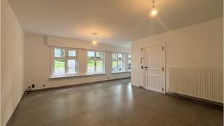 Comfortabel <strong>gelijkvloers 2 slaapkamerappartement </strong>met ruim<strong> TERRAS </strong> op een uitstekende en unieke ligging <strong>aan de Katelijnevest in het centrum van Brugge</strong>, vlakbij het Minnewater, diverse winkels, openbaar vervoer en op 100m van de Katelijnepoortbrug. Via de Katelijnestraat is men in no time in het historisch centrum van Brugge en alle modaliteiten die de Brugse binnenstad te bieden heeft. De praktische woongelegenheid met prachtig zicht op de groene vesten (een netwerk van historische vestingwerken en stadsomwallingen) heeft bovendien een zeer vlotte verbinding naar de ring, het station en de autosnelweg.<br /><strong>Troeven:</strong><br />+ Unieke ligging!<br />+ Volledig opgefrist ( geschilderd ) <br />+ Energielabel C!<br />+ Uitstekende Mobiscore 9,2 op 10!<br />+ Geen renovatieplicht!<br />+ Conforme keuring elektriciteit!<br />+ Asbestveilig!<br />+ Ook interessant als <strong>vastgoedinvestering! </strong><br /><br />Omvat een inkom, ruime woonruimte, vernieuwde keuken, 2 slaapkamers, vernieuwde badkamer met douche en dubbele wastafel, berging met aansluiting voor wasmachine, toilet en een zeer ruim stadsterras (ca. 30m²).<br />Vg,Wche,Gmo,Gvkr,Gvv<br />P-score=D G-score=D<br />#leukwonen #brugge #vastgoedinvestering<br /><br />Bruikbare vloeroppervlakte 87 m²