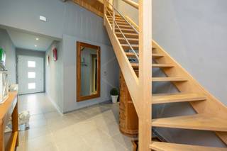 Ruime woning met drie slaapkamers, een ruim magazijn en dakterras te Hoboken!De woning is als volgt ingedeeld: via de ruime inkomhal betreedt men de...