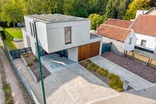 4-façades très récente et extrêmement économe en énergie (niveau E10) offre une vue magnifique sur la verdure. Cette maison moderne allie un...