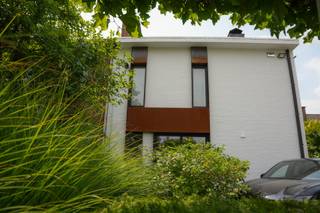 Zeer recent gerenoveerde woning in uitstekende staat met directe toegang tot uitvalswegen naar Brussel, Gent en Antwerpen.<br /><br />Op een totale oppervlakte van meer dan 900m² ligt een prachtig aangelegde tuin met vijverpartijen in cortenstaal, een vernieuwde oprit met ruime parking en een woning met verbonden woonruimte.(50m²)(uitbreiding hoofdgebouw, dus hetzelfde huisnummer). Gelijkvloers 123m²,1ste verdieping 77m² en 2de verdieping 63m². Wat een totaal geeft aan meer dan 300m² bewoonbare oppervlakte. <br /><br />De woning is dit jaar volledig opnieuw gekaleid en afgewerkt met cortenstaal. De voordeur en schuiframen voor-en achteraan (incl. inbraak werende extra folie) werden zeer recent vervangen door hoog rendement glas.<br /><br />De EPC waarde B wordt oa bekomen met vernieuwde extra isolatie, in 2022 (nog in garantie) geplaatste 24 hoog rendement zonnepanelen, incl. omvormer en een 10KW batterij, een hoog rendement condensatieketel op gas en 2 groendaken.<br /><br />De volledige woning heeft hoge afwerkingsgraad op maat, beschikt over inbraak- en brandalarm en is vooraan voorzien van camerabewaking. Er is ook een droge kruipkelder aanwezig.<br /><br />De woning werd gebouwd in 1979 maar werd verbouwd in 2004,2006, 2012, 2022, 2023, 2024 en 2026 en wordt verkocht wegens verhuis naar het buitenland (omwille van gezondheid). Alle verbouwingen zijn vergund. De woning heeft een septische tank en is gekoppeld aan de riolering.<br /><br />