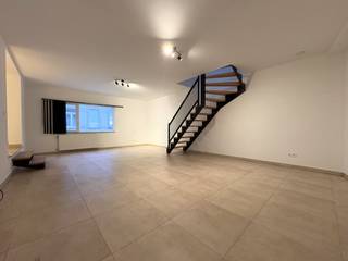 Pal in het centrum van Brakel vindt u deze stijlvolle nieuwbouwwoning. Dankzij de centrale ligging geniet u van directe nabijheid van horeca,...