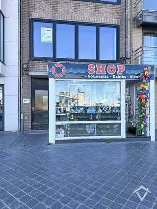 Dit appartement met één slaapkamer is perfect gelegen op wandelafstand van het bruisende centrum van Oostende en biedt een onovertroffen uitzicht op de havengeul. Tevens is het strand van Oostende op 100m. <br /><br />Het appartement beschikt over volledig nieuwe beglazing waardoor dat het appartement energiezuinig is. De indeling is als volgt: gemeenschappelijke hal - trap - lift - inkomhal - lichtrijke living - keuken - terras binnenin - badkamer (ligbad en wastafel) - apart toilet en aparte slaapkamer. <br /><br />Vrij vanaf 1/07/2026. Maximum voor 2 personen, voor bewoning als domiciliëring. Huurprijs 725 €/mnd + 50 €/mnd syndic. <br /><br />Bij interesse, gelieve enkel en alleen te reageren via het contactformulier. Wij contacteren u terug van zodra een bezoek mogelijk is.