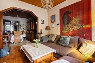 Deze eengezinswoning is momenteel fysiek opgedeeld in twee woonentiteiten en wordt in zijn geheel aangeboden. Dit maakt het een bijzonder...