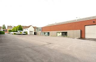 Commercieel bedrijfsgebouw met enorm veel potentieel! Deze eigendom bestaande uit: * een groot atelier van 500m2 (+ een verdiep); * een showroom...
