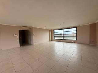 In hartje centrum, op een absolute toplocatie, bevindt zich deze prachtige penthouse.Via de inkomhal betreedt men de lichtrijke en ruime woonkamer...