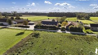<strong>Riante, gerenoveerde hoeve (bj. 1932) nabij natuurdomein Prinsenpark en Nederlandse grens. De hoeve met paardenstallen bevindt zich op een privé-domein van ca. 2 hectare en werd in 2002 en in 2020 (dak volledig, zonnepanelen) en 2025 (verwarming) doorgedreven gerenoveerd. Zij omvat 4 à 6 slaapkamers, 2 badkamers, 1 douchekamer, een thuiskantoor, poolhouse en zwembad. De woning beschikt verder over een uiterst gunstige EPC-score van 113kWh/m²/jaar (label B) en is volledig asbestveilig (0 asbestmaterialen). </strong><br /><br /><strong>Er zijn paardenstallen (9 boxen) met directe toegang tot de aangrenzende weides en buitenpiste. De weides zijn voorzien van automatische drinkbakken. </strong><br /><br /><strong>De ligging van het domein is uniek en de troef bij uitstek. De woning is zuid(west) georiënteerd en gelegen in agrarisch gebied. Er is voldaan aan voorwaarden 'zonevreemde woning', wat maakt dat het domein ook bewoond kan worden en niet louter moet dienen in het kader van (para-)agrarische activiteiten. Het uitgestrekt gebied Wenen-Geenend-Prinsenpark is één van de mooiste en meest natuurlijke omgevingen te Retie. De residentiële aard van de wijk maakt dat deze wijk uiterst rustig is. Bovendien is de woning gelegen op wandelafstand van diverse natuurgebieden (o.a. Prinsenpark), wandel- en fietsroutes, sportvoorzieningen ('t Vossekot), Meulezicht en brasserie Kleynhoeve, etc.</strong><br /><br /><strong>Een aantal bekende stoeterijen en maneges bevinden zich kortbij: o.a. De Vier Dagmaelen, De Dreven, Goorhof, ZG Stables, etc.<br /><br /></strong><span>Gelijkvloers niveau:</span><em><br /></em><span>Via de inkomhal met ruimte voor garderobe en gastentoilet heeft u toegang tot de thuiskantoorruimte en de woonkamer. De leefruimte met fraai zicht op de tuin en achterliggende paardenweiden is opgedeeld in een eetgedeelte en een gezellige zithoek op tussenniveau. Onder deze zithoek is een authentieke bergkelderruimte aanwezig. Vanuit de lichte leefruimte heeft u verder toegang tot de keuken met op zijn beurt toegang naar de buitenhal. De keuken is open (verbonden met de woonkamer), enorm lichtrijk en volledig uitgerust. Aan deze keuken bevindt zich de hal die toegang geeft tot de tuin, een riante benedenbadkamer (met douche, twee lavabo's en inbouwkasten), de wasplaats en grote garage met sectionaalpoort.<br /><br /></span><span>Bovenverdieping:</span><em><br /></em><span>Op het eerste verdiep bevindt zich o.a. een ruime hoofdslaapkamer met 2 inloopdressings. De bovenbadkamer is uitgerust met ligbad, inloopdouche en toilet. Verder zijn er op deze verdieping bijkomend 3 volwaardige slaapkamers, ideaal voor kinderen, logés of extra opslag, werk-/hobbyruimtes.<br /><br /></span><span>Stalgebouw en buitenruimte:</span><em><br /></em><span>Het eigendom is verder bijzonder geschikt voor dierenliefhebbers. De stalaccommodatie is voorzien van 9 ruime paardenboxen, elk uitgerust met automatische drinkbakken. Verder is er ruimte voor opslag of inrichting van fokfaciliteiten, zadelkamer, etc. De paarden (of andere weidedieren) kunnen via de binnenkoer rechtstreeks naar de aanpalende, ruime en opgedeelde weides en zandpaddock, wat zorgt voor een uiterst optimale leef- en trainingsomgeving. De achterliggend gelegen weides zijn allen stijlvol afgemaakt in hout en voorzien van drinkwater.<br /><br /></span><span>Bijzonderheden</span>:<br />- Uitzonderlijke ligging: uitgestrekt domein nabij Prinsenpark<br />- Nabij Nederland en verbindingsweg E34 (Antwerpen - Eindhoven)<br />- Regio met sterke affiniteit voor paarden: diverse stoeterijen, maneges en hippische faciliteiten<br />- Centrale ligging: het Azelfhof, Sentower Park en De Peelbergen zijn goed bereikbaar<br />- Uiterst zorgeloze woning: o.a. B-label en asbestveilig<br />- CV uiterst recent: stookolie en warmtepomp