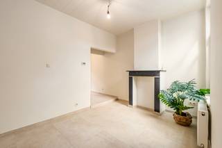 <p><strong>Ben je op zoek naar een gerenoveerde woning met 3 slaapkamers en terras op wandelafstand van het centrum van Aalst? Gevonden!</strong><br />Deze gerenoveerde stadswoning geniet van een uitstekende ligging in de onmiddellijke nabijheid van winkels, scholen, het station, openbaar vervoer en horecazaken. Hierdoor is de woning niet alleen ideaal voor starters of alleenkopers, maar ook bijzonder interessant als investering met een potentieel rendement van circa 4 à 5%. Bovendien geldt er geen renovatieverplichting. Verder beschikt de woning over dubbele beglazing en centrale verwarming op gas met condensatieketel doorheen de woning.</p>
<p>Op het gelijkvloers kom je binnen via de inkomhal die toegang geeft tot de gezellige woonkamer met ruimte voor een zit- en eethoek. Aansluitend bevindt zich de nieuwe keuken met toegang tot het terras, en de badkamer met douche, lavabo en toilet.`Op de eerste verdieping bevinden zich twee slaapkamers. Vanuit één van deze kamers leidt een vaste trap naar de derde slaapkamer op de bovenste verdieping. De aanwezige Veluxramen zijn voorzien van verduistering, wat zorgt voor extra comfort.</p>
<p>Kortom: een praktische en instapklare stadswoning met drie slaapkamers, buitenruimte en een uitstekende ligging in Aalst. Zie jij jezelf hier wonen of investeren? Neem dan snel contact met ons op voor meer informatie of een bezoek ter plaatse!</p>