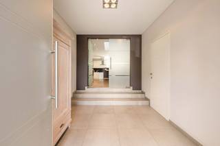 Op wandelafstand van het centrum van Ruiselede kunt u deze instapklare en ruime woning met parkeerplaats voor meerdere wagens, dubbele garage en een volledig omheind en aangelegd terras terugvinden.<br />De woning werd gebouwd in 2005, heeft een totale perceelsoppervlakte van 428 m² en een bewoonbare oppervlakte van 408m², inclusief de kelderverdiepingen.<br />De woning beschikt over een speelse indeling met verschillende niveaus.<br />Onderdeel van de woning is een ruime praktijkruimte met afzonderlijke inkomhal, ingemaakte kasten, wachtzaal en toilet.<br />De onderliggende verdieping omvat een technische ruimte en drie veelzijdige ruimtes die, afhankelijk van de noden, kunnen worden ingericht als bijkomende slaapkamers, bureauruimtes of andere doeleinden (bv. vrij beroep, praktijkruimtes).<br /><br />Indeling:<br />-1: Ruime kelderverdieping<br />GV: inkomhal - gastentoilet - woonkamer met parket, centrale verwarming gas, houtkachel en ingemaakte kasten - ruime keuken met dampkap, kookplaat, combi-oven, vaatwas en koelkast - wasplaats met douche en lavabo - berging/werkplaats aangrenzend aan de garage - praktijkruimte met aparte inkomhal, toilet & wachtzaal. <br /><br />1e V: nachthal - technische ruimte met centraal stofzuigsysteem - 4 slaapkamers met centrale verwarming gas, laminaat waarvan 1 met dressing - badkamer met ligbad, douche, badkamermeubel met dubbele lavabo, toilet en handdoekverwarming.<br /><br />2e V: zolder met mogelijkheden.<br /><br />Algemeen:<br />- EPC 229 - label C<br />- Blanco bodemattest<br />- Conforme elektrische keuring<br />- Recent vernieuwde keukentoestellen<br />- Elektrische screens aanwezig<br />- Regenwaterput aanwezig<br />- Toegang terras via schuifraam in keuken<br />- Spanplafonds in slaapkamers en ruimtes onder praktijk<br />- Vrij bij akte<br />- Vg, Wg, Gmo, Gvkr, Gvv