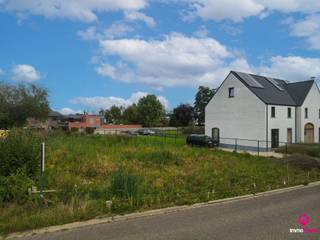 Mooie bouwgrond van 10 are voor een open bebouwing!Straatbreedte is 22,50 m!De ligging is super, dichtbij Kiewit en Bokrijk. Ideaal dichtbij Hasselt...