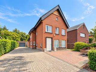 <span><u><strong>Verkoop op aandelen</strong></u></span><br /><br />Veelzijdig gebouwencomplex met GEZINSWONING, KANTOORRUIMTE, VERHUURD APPARTEMENT en een uitstekende COMMERCIËLE LIGGING. Een ideale combinatie van wonen, werken en verhuur.<br />• WONING: 4 SLAAPKAMERS, waarvan 1 op het gelijkvloers, aparte GARAGE/MAGAZIJN VAN 100 M² en prachtige TUIN met OVERDEKT TERRAS en ZWEMVIJVER.<br />• KANTOOR: Verschillende BUREELRUIMTES, kitchenette, TERRAS en PARKING VOOR DE DEUR. Ideaal voor een onderneming of vrij beroep.<br />• APPARTEMENT: VERHUURD appartement met LICHTRIJKE LEEFRUIMTES, 2 VOLWAARDIGE SLAAPKAMERS en PRIVATIEF TERRAS.<br /><br />Een veelzijdige eigendom met tal van mogelijkheden voor wie WONEN, WERKEN EN VERHUUR wil combineren op één locatie.<br /><br />Geen renovatieplicht;