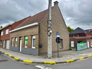 Te renoveren woning met garage en tuin op centrale ligging in Beveren-Leie<br /><br />Op zoek naar een woning die u volledig naar eigen smaak kan inrichten? Deze halfopen bebouwing in de Sint-Jansstraat te Beveren-Leie biedt een stevige basis, interessante volumes én tal van mogelijkheden voor wie graag de handen uit de mouwen steekt.<br /><br />Bij het betreden van de woning komt u binnen in de hall die toegang geeft tot de leefruimte, die naadloos aansluit op de ruime keuken. Deze biedt voldoende plaats voor een hedendaagse herinrichting tot een open en lichtrijke leefkeuken. Aansluitend vindt u een slaapkamer met badkamer en een 2e slaapkamers op het gelijkvloers.<br /><br />Op de verdieping (zolder) bevinden zich een 2 tal ruimtes die mits renovatie perfect kunnen worden omgevormd tot 2 volwaardige slaapkamers, bureau of hobbyruimte. <br /><br />Buiten geniet u van een aangename, onderhoudsvriendelijke tuin met terras en een aparte garage achteraan het perceel – ideaal voor extra opslag of het veilig stallen van uw wagen.<br /><br />De woning beschikt bovendien over een kelder, wat zorgt voor extra bergruimte en wordt verwarmd met een stookolie kachel.<br /><br />Deze woning is de perfecte opportuniteit voor wie op zoek is naar een betaalbaar renovatieproject met toekomstperspectief.<br /><br />Interesse?<br /><br />Contacteer ons vandaag nog voor meer informatie of een bezoek ter plaatse. Wij begeleiden u graag bij het ontdekken van de mogelijkheden van deze eigendom.<br /><br />