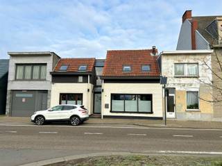 Ruime woning met 4 slaapkamers en grote tuin op een centrale, landelijke locatie, indeling : inkomhal met bureel/fietsenberging, toilet, toegang...