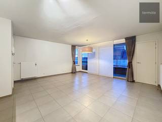 Modern APPARTEMENT op de eerste verdieping, bestaande uit :<br />lichtrijke living 32 m², ingerichte open keuken met keramische kookplaat, oven, dampkap, vaatwas en frigo, koele berging, stook-/wasplaats, gastentoilet, badkamer met inloopdouche, ligbad & lavabomeubel, 2 slaapkamers (15+9 m²), terras vooraan en ruim zonneterras 24m² achteraan, gezamenlijke fietsenberging en parkeerplaats<br />Beschikbaar vanaf 01/11/2026<br />