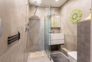 Bent u op zoek naar een gerenoveerd appartement (2v) met twee slaapkamers en een terras? En dit op de tweede verdieping met lift? Of hecht u...