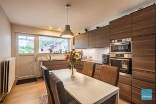 n Herzele bevindt zich deze instapklare woning die tussen 2018 en 2020 volledig gerenoveerd. Dankzij de doordachte indeling, de lichtrijke ruimtes en de veelzijdige mogelijkheden is dit de ideale woning voor gezinnen of zelfstandigen met nood aan ruimte voor een vrij beroep.<br /><br />Op de gelijkvloerse verdieping komt u binnen in een ruime inkomhal met apart toilet. Vervolgens vindt u een gezellige leefruimte met veel natuurlijke lichtinval en zicht op de zonnige tuin. De aparte, volledig uitgeruste keuken biedt voldoende ruimte voor een eetplaats en sluit mooi aan op de leefruimte. Daarnaast is er een aparte speelruimte met ingemaakte kasten, ideaal als bureau, hobbyruimte of opbergruimte. Een grote multifunctionele kamer op het gelijkvloers kan perfect ingericht worden als praktijkruimte of extra slaapkamer, wat deze woning bijzonder geschikt maakt voor wie wonen en werken wil combineren.<br />Op de bovenverdieping bevinden zich drie ruime slaapkamers en een grote badkamer met zowel een ligbad als een inloopdouche, lavabo en toilet. Bovendien is er een extra berging/wasplaats voorzien op deze verdieping, wat zorgt voor extra comfort en gebruiksgemak in het dagelijks leven. De zolderverdieping biedt opbergruimte.<br />Naast de ruime garage is er ook een overdekt terras en grote tuin.<br />Graag een bezoekje? <br />Bellen naar 052/52.80.30 of mailen naar info@goemanvastgoed.be