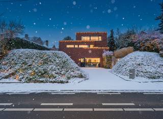 Deze recente en stijlvolle woning, gebouwd in 2019, combineert comfortabel wonen met professioneel werken aan huis. Gelegen op een ruim perceel...