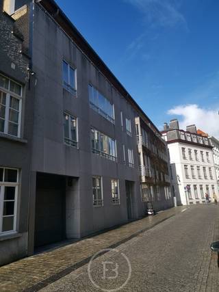 Staanplaats 5 te huur in centrum Brugge nabij het Zilverpand.<br />De staanplaats bevindt zich op de -2 onder residentie 'Richelieu'.<br />Algemeen:<br />- Huurprijs: € 99/maand<br />- Vrij vanaf: onderling bespreekbaar