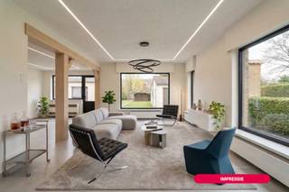 Dit vrijstaand huis in de Splethagestraat biedt een unieke kans voor wie droomt van een renovatieproject op een toplocatie in hartje Oostkamp. U woont hier in een rustige straat op wandelafstand van bakkers, supermarkten, scholen en horeca. Dankzij de nabijheid van het openbaar vervoer en de vlotte verbinding met de E40/E403 zijn Brugge, Gent en de kust uitstekend bereikbaar.Met een ruim perceel van 733 m² geniet u hier van alle ruimte om uw eigen buitenruimte te creëren. De woning beschikt over twee volwaardige slaapkamers en een ruime zolder met potentieel voor een extra kamer. Op het gelijkvloers bevindt zich een veelzijdige extra ruimte, ideaal als bureau of hobbykamer. Een eigen oprit en garage garanderen optimaal parkeergemak. Dit te renoveren huis met solide structuur biedt de perfecte basis om een moderne, energiezuinige woning te realiseren op een centrale ligging.Indeling: Gelijkvloers:- Inkomhal- Bureauruimte- Leefruimte- Open keuken- Bijkeuken- Gastentoilet- Kelder1ste verdieping: - Slaapkamer 1 (18 m²) - Slaapkamer 2 (9 m²) - Badkamer2de verdieping: - Zolder (mogelijkheid tot creëren van slaapkamer) (23 m²) Dit pand is onderworpen aan de renovatieverplichting van de Vlaamse overheid voor residentiële gebouwen (behoudens bij sloop binnen 5 jaar na de aankoop). Consulteer voor meer informatie de website van het Vlaams Energie- en Klimaatagentschap via https://www.vlaanderen.be/een-woning-kopen/renovatieverplichting-voor-residentiele-gebouwen