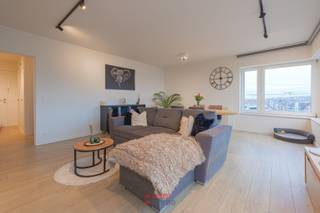 Stap binnen in jouw droom appartement aan de kust! Dit volledig vernieuwde, stijlvol één slaapkamer appartement biedt niet alleen comfort...