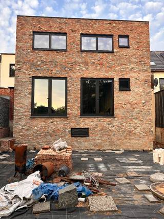 **Uniek casco+ woon-werkproject aan de waterkant in Klein-Willebroek**<br /><br />Op een toplocatie langs de Vaart bevindt zich dit uitzonderlijke casco+ project op een perceel van ca. 300 m². Het combineert een ruime handelsruimte met een exclusief duplex-appartement en biedt tal van mogelijkheden: woon-werkcombinatie, horeca, kantoor, praktijk, atelier, showroom, **kangoeroewoning** of investeringsproject (mits naleving van de stedenbouwkundige voorschriften).<br /><br />Het gelijkvloers beschikt over een lichtrijke handelsruimte met toegang tot een zonnige tuin van ca. 200 m² via een op maat gemaakte metalen terrasconstructie (momenteel in productie). Bovendien is het volledige gebouw onderkelderd, ideaal als opslag-, hobby- of werkruimte.<br /><br />De duplex werd ontworpen als een moderne loft met een indrukwekkende vide tot in de nok van het dak, een mezzanine en een volledig vergund dakterras.<br /><br />Dit project is veel verder afgewerkt dan een klassieke casco:<br /><br />* Nieuwe dakconstructie met hoogwaardige isolatie<br />* Nieuwe geïsoleerde gevels<br />* Driedubbele beglazing<br />* Zonwerend glas aan de zuid- en tuinzijde<br />* Elektrische sleuven reeds voorzien<br />* Afvoerleidingen reeds geplaatst<br /><br />Dankzij deze casco+ voorbereiding kan de koper de afwerking volledig naar eigen smaak realiseren én aanzienlijk besparen op afwerkingskosten.<br /><br />**Troeven**<br />• Vraagprijs: €590.000 (2x €295000)<br />• Perceel ca. 300 m²<br />• Zuidgerichte tuin ca. 200 m²<br />• Volledig onderkelderd<br />• Vergund dakterras<br />• Loftgevoel met vide en mezzanine<br />• Topligging aan de waterkant<br /><br />Een zeldzame opportuniteit voor wie op zoek is naar een karaktervol pand met uitzonderlijk veel mogelijkheden op een unieke locatie.<br /><br />Contacteer ons voor meer informatie, plannen of een bezoek ter plaatse.<br /><br />Opmerking: De toegevoegde 3D-renders dienen uitsluitend ter inspiratie en om een mogelijk eindresultaat van de afwerking te visualiseren. Ze zijn louter illustratief en maken geen deel uit van de verkoop.<br /><br />