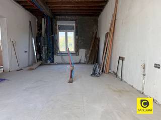 <p><span>Karaktervolle woning met 5 slaapkamers, 2 badkamers en tal van mogelijkheden</span></p><p><span>Deze ruime woning werd reeds volledig gestript en vormt de ideale basis om verder af te werken naar eigen smaak en wensen. De ramen werden al vernieuwd, waardoor een belangrijke investering reeds achter de rug is.</span></p><p><span>Met maar liefst 5 slaapkamers en 2 badkamers biedt deze woning uitzonderlijk veel ruimte voor grote gezinnen, samengestelde gezinnen of wie wonen en werken wil combineren.</span></p><p><span>Buiten geniet u van een aangename koer/tuin met een gunstige zuidwestoriëntatie, waar u de hele namiddag en avond van de zon kunt genieten. Dankzij de uitstekende privacy creëert u hier een rustige en beschutte buitenruimte.</span></p><p><span>Extra troeven:</span></p><ul><li><span>Mooie en karaktervolle voorgevel </span></li><li><span>Hoge plafonds die zorgen voor een ruimtelijk gevoel </span></li><li><span>Gunstig EPC met B-label </span></li><li><span>5 volwaardige slaapkamers </span></li><li><span>2 badkamers </span></li><li><span>Vernieuwde ramen </span></li><li><span>Tal van mogelijkheden om de woning volledig naar eigen smaak af te werken </span></li></ul><p><span>Een unieke opportuniteit voor wie op zoek is naar een ruime woning met karakter en de vrijheid om er zijn eigen droomwoning van te maken.</span></p>