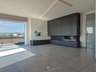 <p><span>SINT-NIKLAAS</span><span> - Ben je op zoek naar een centraal gelegen, luxueus en volledig instapklaar appartement? Kijk dan zeker even verder!</span></p><p><span> </span></p><p><span>Op een rustige, centrale ligging aan het </span><span>Kokkelbeekplein</span><span>, bevindt zich dit stijlvol afgewerkte en volledig instapklare appartement. </span></p><p><span>Hier geniet u van het comfort van wonen in het hart van Sint-Niklaas, gecombineerd met rust, ruimte en een hoogwaardige afwerking. </span></p><p><span> </span></p><p><span>Enkele troeven op een rij:</span></p><ul><li><span>Luxueuze en kwalitatieve afwerking </span></li><li><span>Gelegen op het Kokkelbeekplein in het centrum van de stad op een rustige locatie</span></li><li><span>Energiezuinig (EPC A label)</span></li><li><span>Inclusief zeer ruime garagebox en kelderberging</span></li><li><span>Terras van 10 m² met prachtig uitzicht</span></li></ul><p><span> </span></p><p><span>De indeling is als volgt:</span></p><p><span>Inkomhal met gastentoilet, ruime leefruimte met veel lichtinval door de vele glaspartijen, ruime open ingerichte keuken met toestellen (kookvuur, dampkap, oven, vaatwasser, koelkast, diepvriezer),</span></p><p><span>aansluitend een ruime berging/wasplaats, prachtig zuid-west gericht terras met zonneluifel.</span></p><p><span> </span></p><p><span>Verder beschikt het appartement over </span><span>twee volwaardige slaapkamers</span><span> en een ruime badkamer met dubbel lavabomeubel, inloopdouche, ligbad en toilet. </span></p><p><span> </span></p><p><span>In de kelder is een ruime garagebox en ruime privatieve berging voorzien.</span></p><p><span>Verder zijn er in het gebouw twee fietsenbergingen aanwezig.</span></p><p><span> </span></p><p><span>Extra's:</span></p><p><span>De leefruimte is voorzien van een sfeervolle gashaard met maatwerkkasten.</span></p><p><span>Alle ramen zijn voorzien van zowel gordijnen als vliegenramen.</span></p><p><span>De verlichting in het appartement is geïntegreerd en kan centraal worden bediend via een </span><span>Philips Hue Bridge</span><span>. </span></p><p><span> </span></p><p><span> </span></p><p><span>Onmiddelijk </span><span>beschikbaar</span></p><p><span>Huurprijs</span><span>: € 1.450 + € 90 provisie algemene onkosten</span></p><p><span>EPC</span><span>: 87</span></p><p><span> </span></p><p><span>Interesse in dit pareltje? Vraag dan snel je bezoek aan via onze website!</span></p>