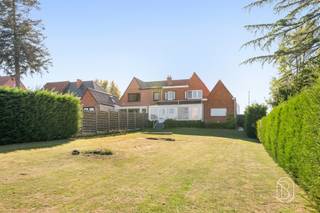 <p>Ruime halfopen woning met 3 slaapkamers en grote tuin</p><p>Deze aangename halfopen woning combineert ruimte, licht en rust met een vlotte bereikbaarheid. Op het gelijkvloers bevinden zich een inkomhal met apart toilet, een ruime en lichtrijke living, keuken en een veranda met prachtig zicht op de grote, zonnige tuin met weinig inkijk.</p><p>Op de eerste verdieping zijn er 3 slaapkamers, waarvan 2 bijzonder ruime kamers, en een badkamer. Daarnaast beschikt de woning over een kelder, zolder en een zeer ruime garage.</p><p>De rustige ligging en de vlotte verbinding naar de autosnelweg en Kortrijk maken deze woning bijzonder interessant voor gezinnen die comfortabel en rustig willen wonen, zonder in te leveren op bereikbaarheid.</p><p>Een ruime gezinswoning met veel potentieel, privacy en een grote tuin.</p><p>Meer info of plan je bezoek via denis@immobeguin.be of www.immobeguin.be</p>