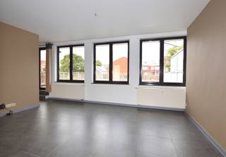 Ruim en gunstig gelegen appartement nabij de dorpskern van Bonheiden met winkels, scholen en andere voorzieningen in de buurt.<br />Bovendien ben je met de fiets snel in het levendige Mechelen.<br /><br />Indeling:<br /><strong>Aparte inkomhal</strong><br /><strong>Eet- en Zitruimte:</strong> open, licht en ruim.<br /><strong>Volledig geïnstalleerde keuken</strong> voorzien van moderne apparatuur.<br /><strong>Badkamer</strong> met dubbele lavabo en een ligbad.<br /><strong>Drie ruime slaapkamers</strong><br /><strong>Parkeerplaats </strong>naast het pand, zodat je altijd een plekje hebt voor je auto.<br /><strong>Berging </strong>met aansluiting voor een wasmachine en droogkast.<br /><strong>Apart gastentoilet<br />Terras</strong><br /><br />Provisie kosten voor privé verwarming: 90 euro/maand<br />Het pand is beschikbaar vanaf 01/01/2027.<br /><br />Voor meer info of een bezoek via info@immovos.be of 0473 41 15 16.