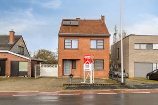 <p>Te koop: open bebouwing in de Nieuwstraat, Heusden-Zolder, gelegen in een rustige residentiële buurt met goede bereikbaarheid en nabijheid van voorzieningen.</p>

<p>Deze gerenoveerde woning biedt een verrassend ruime indeling met multifunctionele kamers, ideaal voor wie flexibiliteit zoekt in zijn woonruimte. De ligging combineert het comfort van een rustige omgeving met vlotte toegang tot openbaar vervoer, winkels en scholen. Bovendien beschikt de woning over een zolder die volledig naar eigen wens kan worden ingericht, wat extra mogelijkheden biedt voor uitbreiding of hobbyruimte.</p>

<p> </p>

<p>Belangrijkste ruimtes:</p>

<p>• Woonkamer met veel lichtinval</p>

<p>• Functionele keuken met toegang tot de tuin</p>

<p>• 3 slaapkamers met voldoende ruimte voor kasten</p>

<p>• Badkamer met ligbad, douche en wastafel</p>

<p>• Inkomhal en nachthal met praktische indeling</p>

<p>• Mogelijkheid tot bureel, ideaal voor thuiswerk</p>

<p>• Zolder met inrichtingspotentieel</p>

<p> </p>

<p>Troeven:</p>

<p>• Ruime kamers en multifunctionele indeling</p>

<p>• Goede bereikbaarheid en nabijheid van voorzieningen</p>

<p>• Zolder in te richten naar keuze</p>

<p> </p>

<p>Neem vandaag nog contact op met je ERA-makelaar voor een bezoek.</p>

<p>JOUW DROOMHUIS. ZO GEVONDEN!</p>