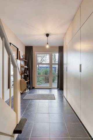 <p><span>Stijlvolle bel-etage met zuidgericht dakterras en tuin in het gegeerde Edegem</span></p><p><span>Deze instapklare bel-etagewoning, gelegen op een zuidgericht perceel in een gegeerde buurt van Edegem, combineert ruimte, licht en comfort met een doordachte en functionele indeling.</span></p><p><span>Op het gelijkvloers bevindt zich de master bedroom, opgevat als een rustige en private leefzone met directe toegang tot een eigen terras en de tuin. De masterbadkamer is een echte eyecatcher en biedt bovendien de mogelijkheid tot een extra multifunctionele ruimte.</span></p><p><span>De eerste verdieping vormt het hart van de woning, met een lichtrijke woon- en leefruimte die naadloos aansluit op een aangenaam terras. De halfopen keuken en het geïntegreerde bureaugedeelte zorgen voor een hedendaagse en praktische invulling van de ruimte.</span></p><p><span>Op de tweede verdieping bevinden zich drie volwaardige slaapkamers en een badkamer, uitgerust met zowel een bad als een douche, ideaal als kinderverdieping.</span></p><p><span>De woning beschikt bovendien over een zonnige tuin en een ruim dakterras, waardoor u op elk moment van de dag kan genieten van optimale lichtinval en buitenruimte. De ligging in Edegem is een absolute troef, met een vlotte bereikbaarheid en nabijheid van winkels, scholen en belangrijke invalswegen.</span></p><p><span>Een harmonieuze en comfortabele gezinswoning met een sterke focus op licht, ruimte en leefkwaliteit.</span></p>