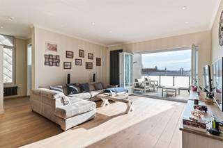 <p><span>Statig en veelzijdig herenhuis met magazijn en beroepsmogelijkheden op centrale ligging</span></p><p><span> </span></p><p><span>OMGEVING</span></p><p><span>Dit prachtige gerenoveerde herenhuis is centraal gelegen in Mortsel, op wandelafstand van Fort 5 en in de onmiddelijke nabijheid van scholen, winkels en openbaar vervoer. Dankzij de vlotte verbinding met de A12 en E19 (Antwerpen-Brussel) geniet u van een uitstekende bereikbaarheid. Een ideale locatie voor wie comfortabel wil wonen en werken, met snelle connecties naar omliggende gemeenten.</span></p><p><span> </span></p><p><span>INDELING</span></p><p><span>U betreedt de woning via een statige inkomhal met marmeren vloer die meteen de grandeur van dit herenhuis weerspiegelt.</span></p><p><span> </span></p><p><span>Gelijkvloers:</span></p><p><span>Het gelijkvloers kan volledig afzonderlijk bewoond worden of ingericht als beroepsruimte, ideaal voor vrije beroepen of co-housing. Momenteel beschikt deze verdieping over twee ruime kamers, een ingerichte keuken, berging en een apart toilet. Deze ruimte is basis staat, de bovenste verdiepingen zijn gerenoveerd.</span></p><p><span> </span></p><p><span>Eerste verdieping</span></p><p><span>Op de eerste verdieping bevindt zich een lichtrijke leefruimte met parketvloer, bestaande uit een ruime living, eetkamer en een hyper-geïnstalleerde open keuken met kwalitatieve toestellen. Aansluitend is er een aangenaam terras waar het heerlijk vertoeven is. Verder zijn er nog een berging en een apart toilet.</span></p><p><span> </span></p><p><span>Tweede verdieping</span></p><p><span>De nachthal geeft toegang tot vier volwaardige slaapkamers, een badkamer voorzien van alle comfort, een wasplaats en een apart toilet. Deze verdieping is uitgerust met airco voor optimaal comfort. </span></p><p><span> </span></p><p><span>Daarnaast beschikt de woning over een volledige kelder. Via de inrit naast de woning bereikt u de binnenplaats van maar liefst 117 m², die toegang biedt tot een groot magazijn/garage van 77 m² - perfect voor zelfstandige activiteiten, stockage of hobby's.</span></p><p><span> </span></p><p><span>BIJZONDERHEDEN</span></p><p><span>- Ideaal voor kangeroewoning / co-housing / vrije beroepen</span></p><p><span>- Riant magazijn/garage van 77 m²</span></p><p><span>- Energiezuinig EPC B</span></p><p><span>- Elektriciteit conform</span></p><p><span>- Zonnepanelen en regenwater put (7500 l aangesloten op toiletten en wasmachine)</span></p><p><span>- Airco in slaapkamers</span></p><p><span>- Zeer goed onderhouden en instapklaar / 1-2 gerenoveerd </span></p><p><span> </span></p><p><span>Een unieke opportuniteit voor wie op zoek is naar ruimte, comfort en veelzijdigheid op een toplocatie in Mortsel.</span></p><p><span> </span></p>