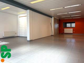 Het pand heeft de volgende indeling: Grote ruimte die momenteel is onderverdeeld (dmv wegneembare wanden) in een receptie, bureel en werkruimte (96m²). Achteraan is een berging voorzien (tegels; 5m²), 2 toiletten en een ingerichte keuken (tegels; kasten, dampkap, keramisch kookvuur, dubbele spoelbak, vaatwasser en koelkast; 15m²).<br /><br />Achteraan zijn 2 privatieve autostaanplaatsen voorzien. Vooraan het gebouw is er een parking voor cliënteel aanwezig.<br /><br />Het pand is geschikt voor volgende doeleinden: stockage, winkelruimte, burelen, vrije beroepen, etc. Geen horeca toegelaten!<br /><br />- Energielabel B<br />- CV = Aardgas<br />- Veiligheidsrolluiken voorzien aan de binnenkant!<br /><br />Voor bijkomende inlichtingen of een bezoek ter plaatse kan u steeds vrijblijvend contact opnemen met Immo S|P op het nummer 014/59.10.20. of via info@immosp.be.