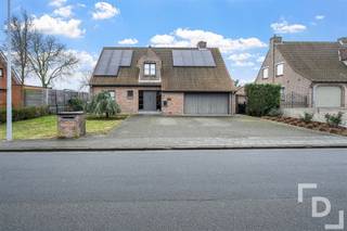 Prachtige villa met grote tuin te koop in Poperinge.In de Westouterstraat te Poperige vinden we deze villa op een perceel van 1167m².Deze woning...