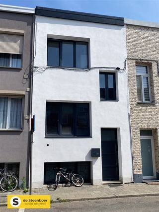 Ontdek deze prachtige woning in het hart van Deurne, met een bewoonbare oppervlakte van 140m² op een perceel van 131m². Deze woning biedt drie...