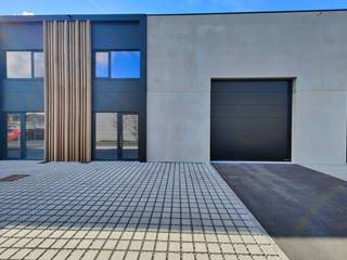 Magnifiek gelegen <strong>nieuwbouw KMO-unit</strong> van <strong>208 m²</strong> te huur.<br /><br /><strong>-ZICHTLOCATIE-</strong><br /><br />De casco loods van 208 m² heeft een vrije hoogte van 6m en is opgebouwd uit een staalstructuur met betonpanelen en geïsoleerd steeldeck. Het magazijn is toegankelijk via een automatische sectionale poort (4m B x 4,5 m H) en aparte toegangsdeur met bovenliggende raampartij. Daarnaast is de unit voorzien van een lichtstraat met rookluik (brandklasse C), afzonderlijke tellers, aansluitingen voor water, elektriciteit (63A 3x400V), internet en afvoer.<br /><br />De site is beveiligd met camerabewaking en kan worden afgesloten.<br />Ruime parkeermogelijkheid op de site.<br />Onmiddellijk beschikbaar.<br /><br /><br />De site is gelegen langs de Stationsstraat in Oudenburg en is bereikbaar via de E40 uit Brugge en de Stationsstraat uit Plassendale en Oudenburg.<br /><br />Contacteer <strong>PANORAMA B2B</strong> voor bijkomende inlichtingen of een vrijblijvend plaatsbezoek <strong>0479 70 70 73.</strong>