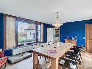 Deze prachtige villa is gelegen in de Burgemeester Deschodtlaan, een rustige, residentiële buurt nabij het stadscentrum van Popering. De villa...