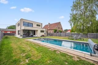 In een doodlopende straat net buiten het centrum van Hulshout, treffen we deze moderne, instapklare villawoning aan. De ligging combineert...