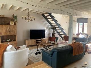 <p><span>Karaktervol, recent gerenoveerd duplexappartement, pal in centrum Borgloon<br />- Energiezuinig (EPC: B)<br />- Asbestveilig<br />- Elektriciteit conform AREI</span><span><br /><br />Dit karaktervol duplexappartement treffen we aan op het Speelhof in Tongeren-Borgloon.<br />Dankzij zijn centrale ligging zijn alle nodige voorzieningen op wandelafstand en ook de<br />verbindingen zijn uitstekend.<br /><br />Op vlak van indeling onderscheiden we het volgende:<br />Via een aparte ingang op het gelijkvloers bereiken we de inkomhal met inbouwkasten en<br />trap naar de eerste verdieping. Op de eerste verdieping onderscheiden we een zeer ruime<br />leefruimte met salon- en eetkamergedeelte en een open keuken. We treffen hier eveneens<br />een apart toilet en een zeer ruim terras.<br /><br />De trap in de leefruimte brengt ons naar de tweede verdieping, waar een zeer ruime slaapkamer<br />van 32 m² aanwezig is met dressing, badkamer met enkele lavabo, toilet en inloopdouche, <br />alsook een wasberging.<br /><br />Dit appartement werd recent geheel gerenoveerd met veel zorg voor het karakter van het gebouw<br />en met kwalitatieve materialen. Zo werden de ruimtes uitgerust met een prachtige parketvloer.<br />Op vlak van technieken onderscheiden we het volgende:</span></p><p><span>* Verwarming op aardgas met hoogrendementsketel</span></p><p><span>* Dubbele beglazing in houten omkadering<br />* Het appartement is geheel asbestveilig<br />* Elektriciteit conform het AREI<br /><br /></span><span>Wenst U meer informatie over dit appartement of een bezichtiging?<br />Contacteer ons via 012 26 22 05 of <span>info@hetimmohuis.be</span></span><span>.</span></p>