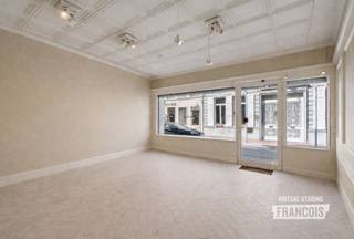 In het hart van Poperinge, dichtbij de Grote Markt bevindt zich deze handelsruimte. De totale oppervlakte van het perceel bedraagt 373m², bewoonbare oppervlakte bedraagt 289m². Deze eigendom biedt heel wat mogelijkheden voor iemand die zijn zaak wil uitbaten én voldoende ruimte nodig hebt, dit allemaal op een uitstekende zichtlocatie! Dit pand beschikt over een gelijkvloers verdiep, kelderverdiep én een bovenverdiep. Extra pluspunten is de aansluitende garage en de aanwezige koer en tuin. De staat is volledig te renoveren. <br /><br />Indeling: <br /><br />- Gelijkvloerse verdieping: winkelruimte - bergruimte - gang - keuken - magazijn/opslagplaats - koer - tuin - toilet - 2de gang - garage.<br /><br />- 1e verdiep: 2 kamers <br /><br />- Kelderverdiep: Praktisch volledig onderkelderd (droog & mogelijkheid om recht te staan). <br /><br />Met behulp van AI hebben we de winkelruimte leeggehaald.<br /><br />Technische kenmerken: <br /><br />- Beglazing te vernieuwen<br /><br />- CV op gas<br /><br />- Elektriciteit niet conform <br /><br />- EPC: label D <br /><br />