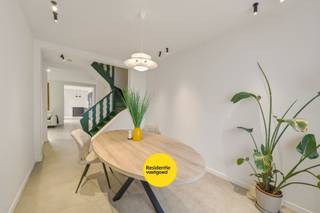 Deze prachtig gerenoveerde rijwoning combineert ruimte, licht en een uitzonderlijke ligging in Mariakerke. Gelegen recht tegenover een rustig...