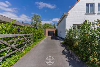 LIGGINGDeze gerenoveerde villa geniet van een uitstekende ligging aan de rand van Sint-Denijs-Westrem en De Pinte. Dankzij deze centrale locatie...