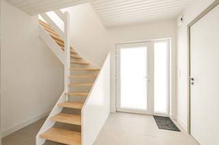 Tijdens ons verlof kun je 24/7 eenvoudig je afspraak inboeken via onze website www.vastgoeddemeyer.be<br /><br />Deze VOLLEDIG GERENOVEERDE woning is gelegen te Koolskamp, meer bepaald in de Lichterveldsestraat 54 op een perceel grond van 748 m². De woonst beschikt over een bewoonbare oppervlakte van 165 m².<br />U geniet een zeer gunstige ligging, vlakbij uitvalswegen, lokale handelaars, en diverse winkels.<br /><br />PLUSPUNTEN:<br />* VOLLEDIG GERENOVEERD;<br />* GUNSTIGE LIGGING;<br />* INPANDIGE GARAGE EN RUIME OPRIT;<br />* UITWEG ACHTERAAN;<br />* ZONNEPANELEN.<br /><br />INTERIEUR:<br />U komt de woning binnen via de inkomhal met gastentoilet. Aansluitend bereikt u de lichtrijke leefruimte, bestaande uit een gezellige zit- en eethoek. Er is plaats en aansluitingen voorzien om een aparte bureauruimte te maken of een kinderspeelhoek. Verder beschikt de woning over een volledig ingerichte keuken met keukeneiland. Via de hal heeft u toegang tot de badkamer, voorzien van een inloopdouche, ligbad en dubbel lavabomeubel. Verder is er een wasruimte die aansluit op de garage.<br /><br />Op de eerste verdieping bevinden zich 3 ruime slaapkamers en een apart toilet.<br /><br />EXTERIEUR:<br />De woning beschikt over een ruime tuin met uitweg achteraan die enkel te voet bereikbaar is.