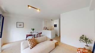 <br /><br /><br />Dit totaal vernieuwbouw project (zowel privatieven als gemeenschappelijke delen) bestaat uit verschillende appartementen en combineert modern wonen met een slimme investering: bij aankoop betaalt u geen BTW. Door de energie zuinigheid van de appartementen, met vloerverwarming, warmtepomp en zonnepanelen investeert u zorgeloos in een kwaliteitsvolle woning met toekomstwaarde.<br />De type- appartementen hebben twee slaapkamers Het dakappartement beschikt over één slaapkamer en een ruim zuid gericht terras, ideaal om te genieten van zon en uitzicht.