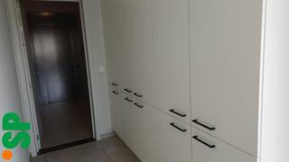 Centraal gelegen in Wommelgem bevindt zich dit volledig gemeubelde en instapklare 1-slaapkamerappartement. Dankzij de centrale ligging geniet u van een vlotte bereikbaarheid en bevinden winkels, openbaar vervoer en andere voorzieningen zich op wandelafstand.<br /><br />Het appartement is volledig ingericht en voorzien van alle nodige meubels en huisraad. U hoeft enkel uw persoonlijke spullen mee te brengen.<br />Het appartement bestaat uit inkomhall met ingemaakte kasten, leefruimte met aangrenzend terras, ingerichte keuken en badkamer.<br /><br />Vaste forfaitaire kosten: € 280/maand, zijnde elec, gas, water, internet <br />Domiciliëring is niet mogelijk.<br /><br />Voor bijkomende inlichtingen of een bezoek ter plaatse kan u ons contacteren op het nummer 014/51.95.00.