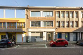 <p><span>Uitstekend retail- en kantoorpand in het hart van Niel</span></p><p><span>Op zoek naar een veelzijdig commercieel pand met uitstekende zichtbaarheid en bereikbaarheid? Dit pand biedt een unieke kans voor ondernemers en bedrijven. Met een totale bruikbare oppervlakte van 490 m² (cfr. EPC) en een grondoppervlakte van 258 m², is er ruim voldoende ruimte voor diverse zakelijke toepassingen.</span></p><p><span>Het gelijkvloers beschikt over een aantrekkelijke winkeletalage, waardoor uw bedrijf direct opvalt vanaf de straat. De prominente ingang met grote raampartijen zorgt voor een lichtrijke en uitnodigende entree. De hal is modern afgewerkt met neutrale kleuren en grote glazen deuren, die toegang geven tot de verschillende werk- en kantoorruimten.</span></p><p><span>Het pand biedt meerdere functionele ruimtes op verschillende niveaus, elk met een eigen karakter: sommige met warme parketvloeren, andere met strakke betonnen vloeren. De ruimten zijn licht en luchtig dankzij grote ramen die volop daglicht binnenlaten. Een moderne interne trap met metalen leuning verbindt de verdiepingen, terwijl een dakterras een panoramisch uitzicht over de omgeving biedt. Aan de achterzijde bevindt zich een afgesloten tuin, ideaal voor extra buitenruimte.</span></p><p><span>Voor het personeel is er een praktische kitchenette aanwezig. De witte muren en plafonds geven het pand een frisse, professionele uitstraling, klaar voor onmiddellijke in gebruikname.</span></p><p><span>Dankzij de strategische ligging in Niel, gecombineerd met uitstekende bereikbaarheid en hoge zichtbaarheid, is dit pand ideaal voor winkels, kantoren, diensten of andere commerciële doeleinden.</span></p><p><span>Er is tevens ook een garage aanwezig en ruime kelder.. </span></p>