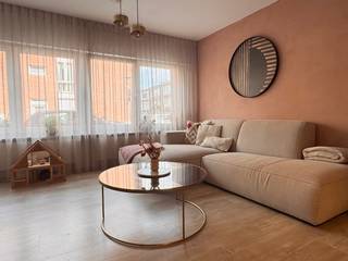 Ontdek dit charmante en praktisch ingedeelde gelijkvloers appartement, ideaal gelegen nabij belangrijke invalswegen, winkels en het centrum van Antwerpen. Dankzij de uitstekende bereikbaarheid met het openbaar vervoer geniet je hier van optimaal wooncomfort op een centrale, maar rustige locatie. Binnen een kwartiertje ben je per fiets of met de tram in het centrum van Antwerpen. Tevens zijn er heel wat wandelmogelijkheden in de buurt zodat je ook kan genieten van rust en groen. Zo bevindt het Valaarpark zich op wandelafstand en liggen ook het Middelheimpark en Nachtegalenpark op enkele minuten fietsen.<br /><br />Via de inkomhal heb je toegang tot alle ruimtes van het appartement. De lichtrijke woonkamer met open, volledig uitgeruste keuken vormt het hart van de woning en is voorzien van alle moderne toestellen, waaronder een geïntegreerde vaatwasser, koelkast met diepvries, oven en microgolfoven.<br /><br />De badkamer beschikt over een combinatie van douche en ligbad, een toilet en een praktisch badkamermeubel. Via de hal heb je ook toegang tot een functionele berging met opbergmogelijkheden voor jassen, schoenen en droge voeding. <br /><br />Verder zijn er twee ruime slaapkamers met mooie parketvloer. Via de tweede slaapkamer bereik je de aangename veranda, die dankzij het vele licht een extra leefruimte vormt of mogelijkheid geeft tot extra opbergruimte/hobbyruimte. Hier zijn tevens aansluitingen voorzien voor een wasmachine en droogkast.<br /><br />Als absolute troef beschikt dit appartement over een ruime, zuidgerichte tuin met tuinhuis. Dankzij de bomen achteraan de tuin is er voldoende privacy en kijk je uit op groen — de ideale plek om te ontspannen en te genieten van zonnige dagen.<br /><br />De verwarmingsketel werd recentelijk (2025) vernieuwd.<br /><br />Kortom, een ideale woonst voor wie comfortabel en rustig wil wonen met alle voorzieningen binnen handbereik.<br /><br />Interesse? Zeer welkom voor een bezichtiging!<br />Contact: saske.rens@gmail.com<br />